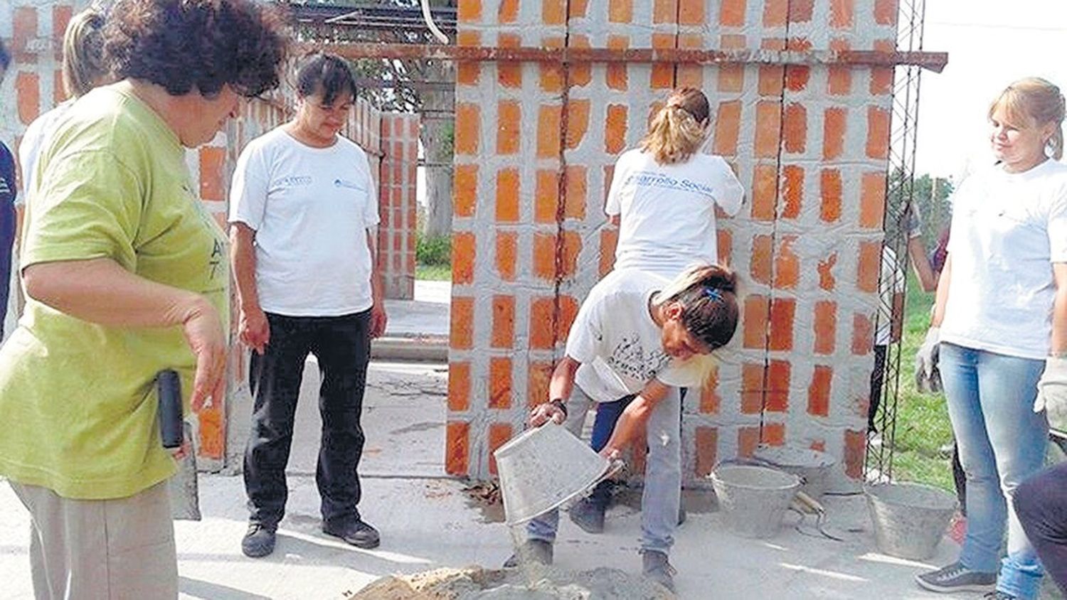 Provincia avanza en la construcción de casas para mujeres violentadas y externadas de psiquiátricos