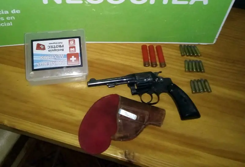Discutió con un vecino, lo amenazó con un arma y se la secuestraron
