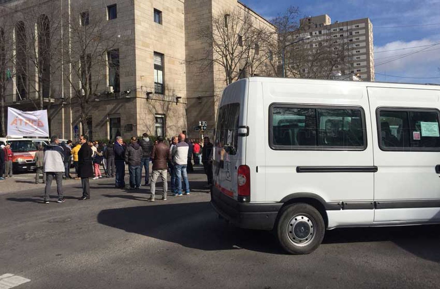 Discapacidad: transportistas marcharon hasta el Municipio por deudas