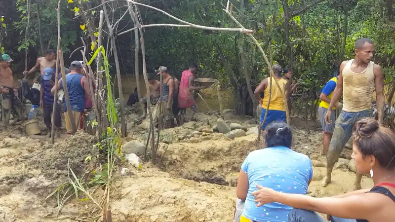 Minero de El Callao resultó herido luego que le cayera un alud de tierra