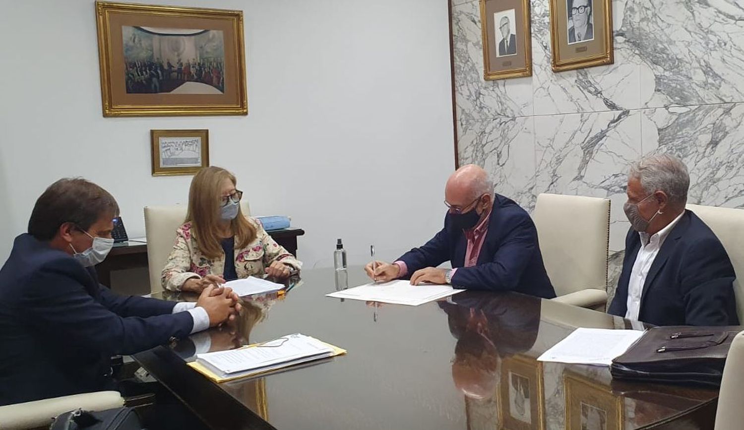 Aba firmó la escritura del edificio de la Facultad de Arte