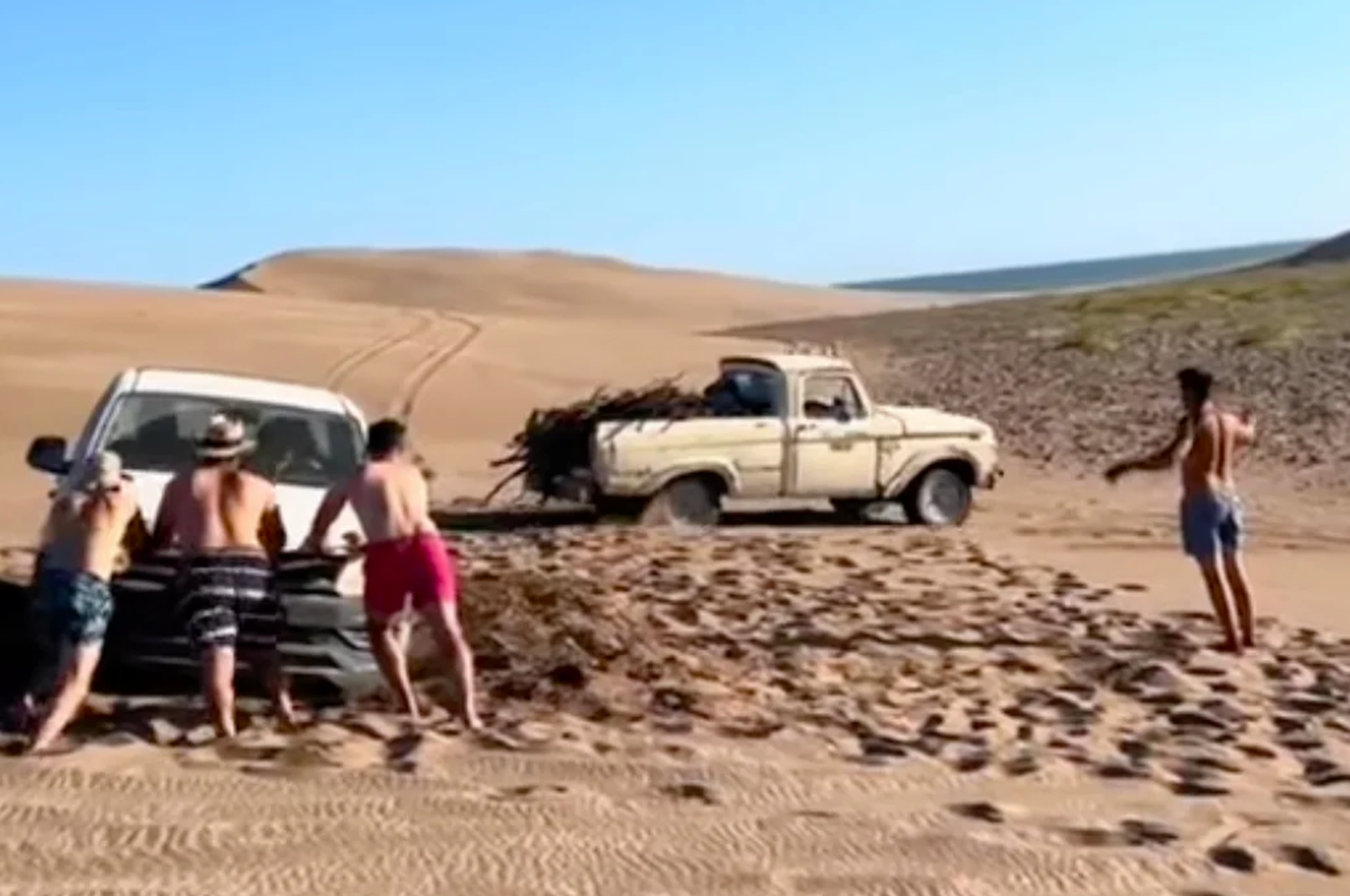 Una imagen del rescate que logró la vieja pick-up en la arena. Crédito: @f100