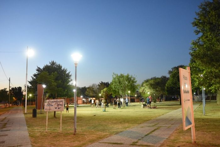 Se instalaron en la plaza cinco nuevas columnas con reflectores con tecnología LED y también se hizo de cambio en columnas existentes.