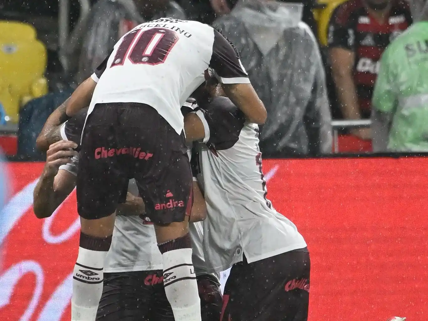 Lanús le ganó a Flamengo en el Maracaná y gritó campeón.