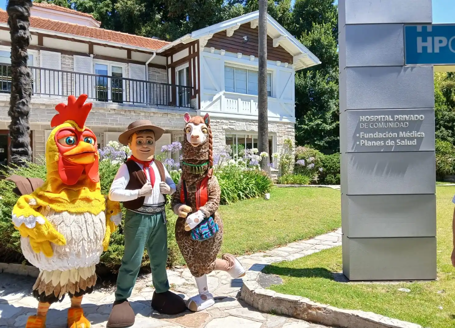 Bartolito, Zenón y la llama Yamila recorrieron el Espacio Fundadores, el pulmón verde del HPC.