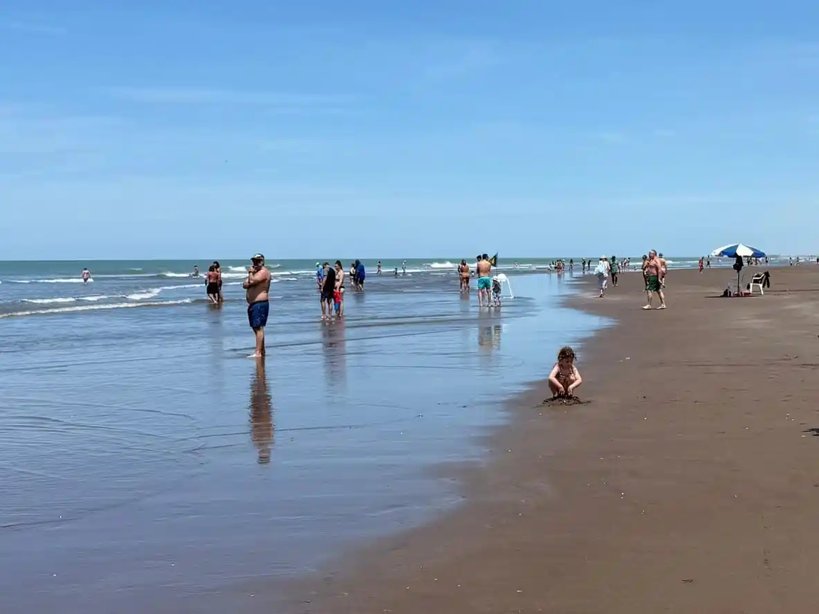 La gente disfruta del feriado y la playa