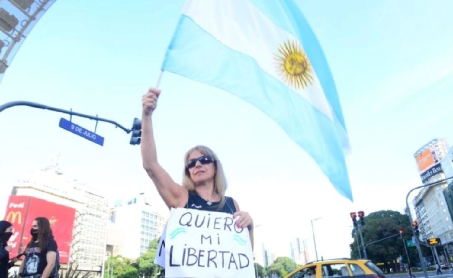 Opositores al gobierno marcharon al Obelisco contra las nuevas restricciones