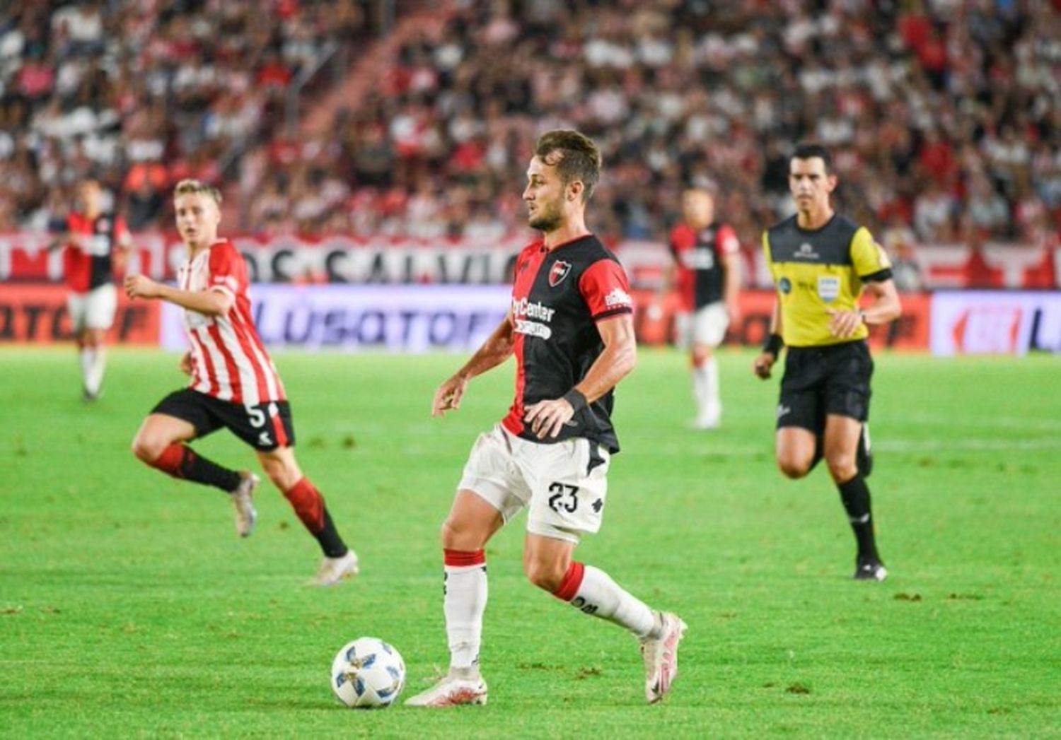 Newell’s perdió 2-0 frente a Estudiantes y, por expulsión, Banega se pierde el clásico