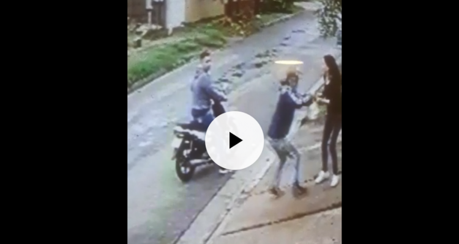Video: Motochorros asaltaron a una joven que caminaba por Libertad al 800