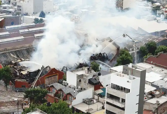 Inspeccionaron a once grandes empresas por el incendio en Barracas