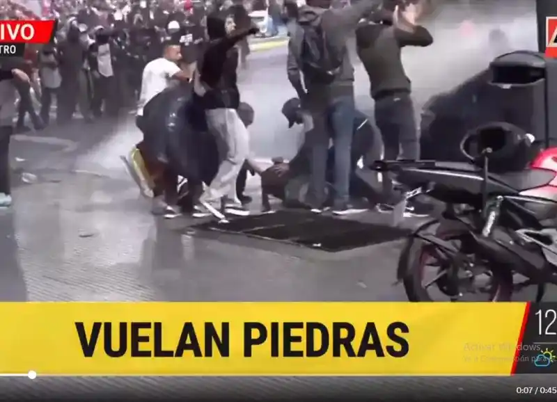 Repudiable: los likes de Milei al video de un joven convulsionando durante la represión en el centro porteño