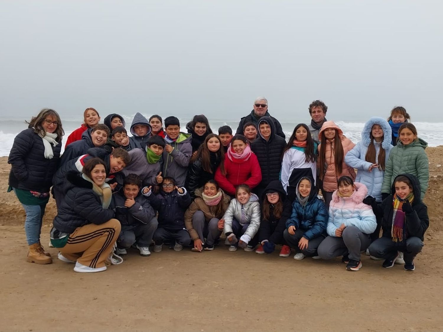En la costa. Alumnos del turno mañana de la Escuela Nuestra Señora de la Merced