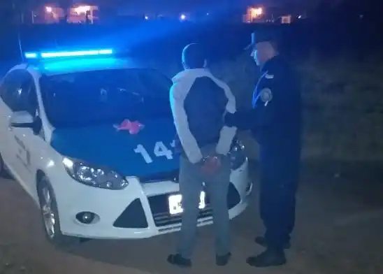 Caminaba con fierros recién robados y lo atraparon