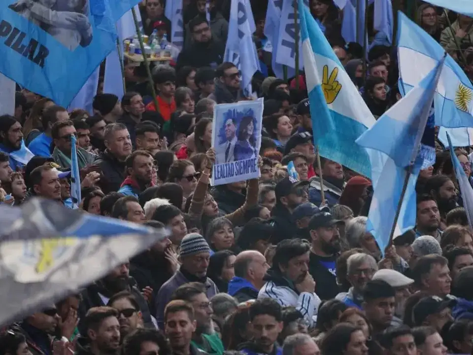 La convocatoria en Parque Lezama fue multitudinaria.