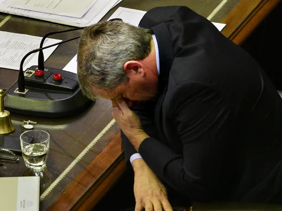 Monzó llevó una medalla de la Virgen y una cruz a su escritorio 