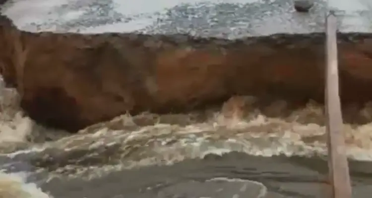 Por la lluvia, se derrumbó un puente en la ruta 41