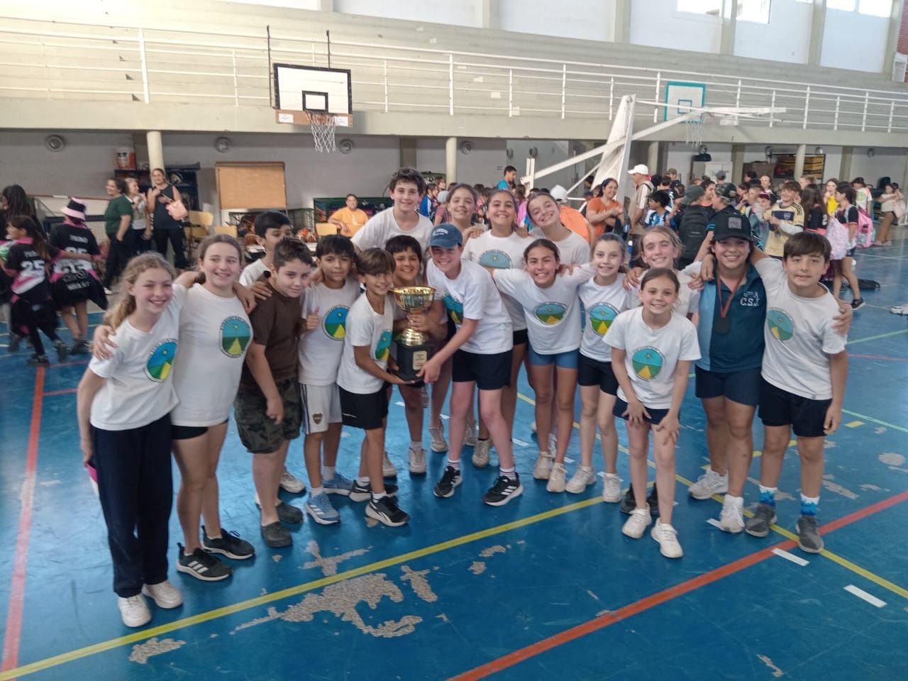 Los alumnos del Colegio San José y su festejo con la copa de Campeón