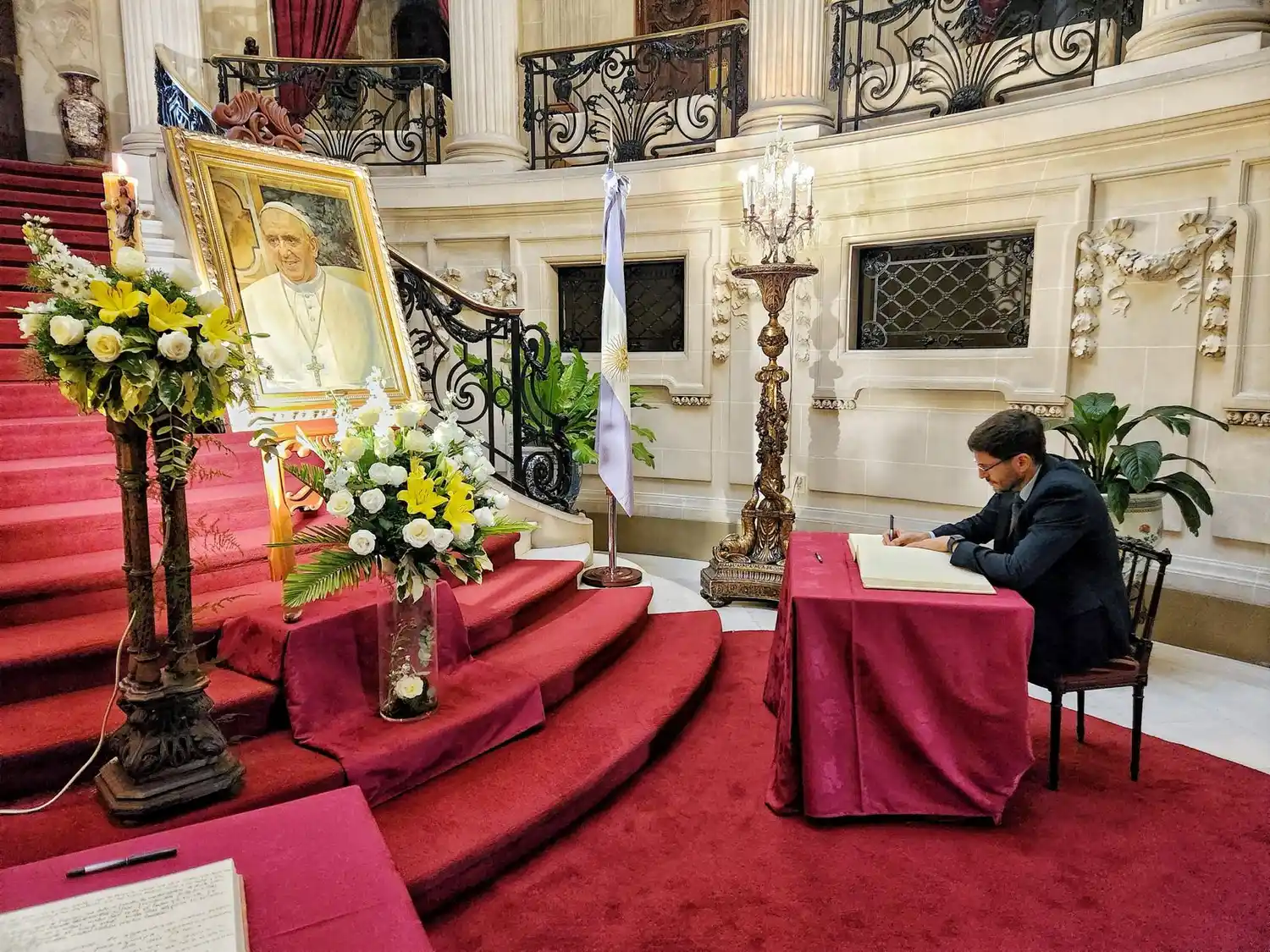 Pullaro dejó un mensaje en la Nunciatura en el marco de los 7 días de duelo por el fallecimiento de Francisco