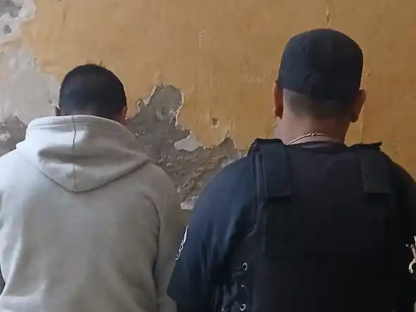 El joven fue detenido y trasladado a sede policial.