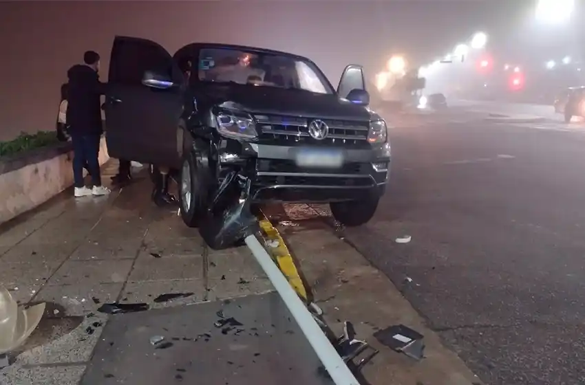 Mujer alcoholizada al volante: se despistó y chocó contra un poste de luz