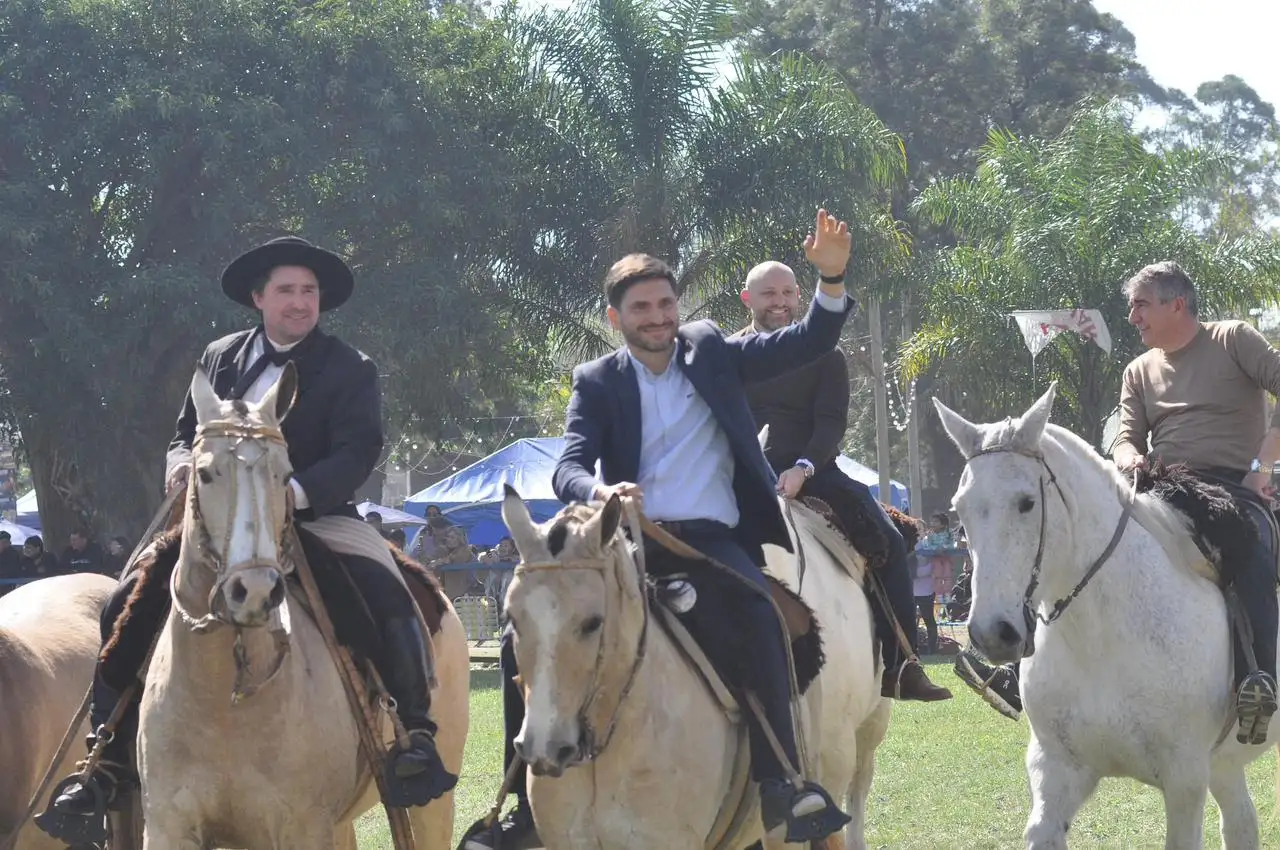 Firmó convenios para aportes con asociaciones civiles, municipios y comunas.