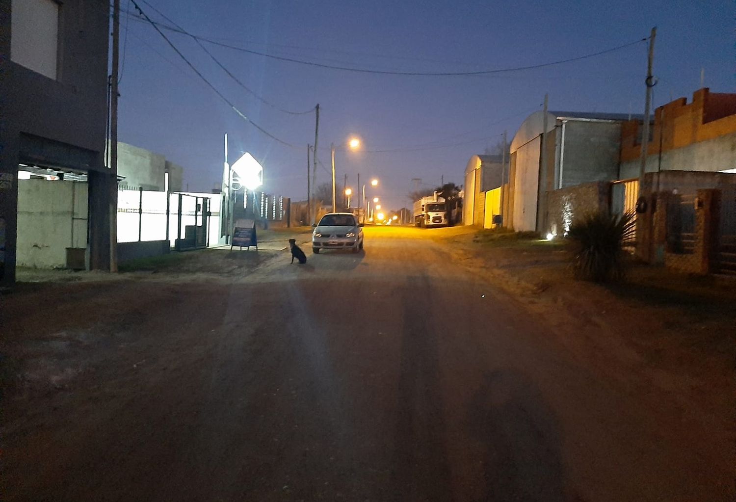 Vecinos de El Tropezón reclaman que la empresa de una exfuncionaria termine una obra de cloacas
