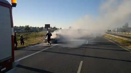 Se incendió un auto en el que viajaban diez personas