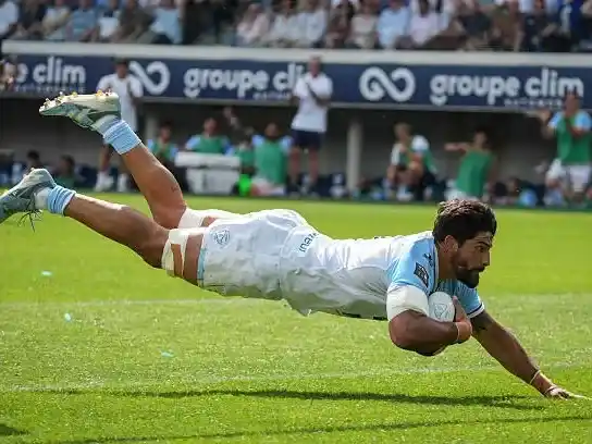 Bruni aterriza en el in-goal de Bordeaux para su primer try.