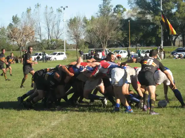 Universitario frenó la marcha de Carpinchos