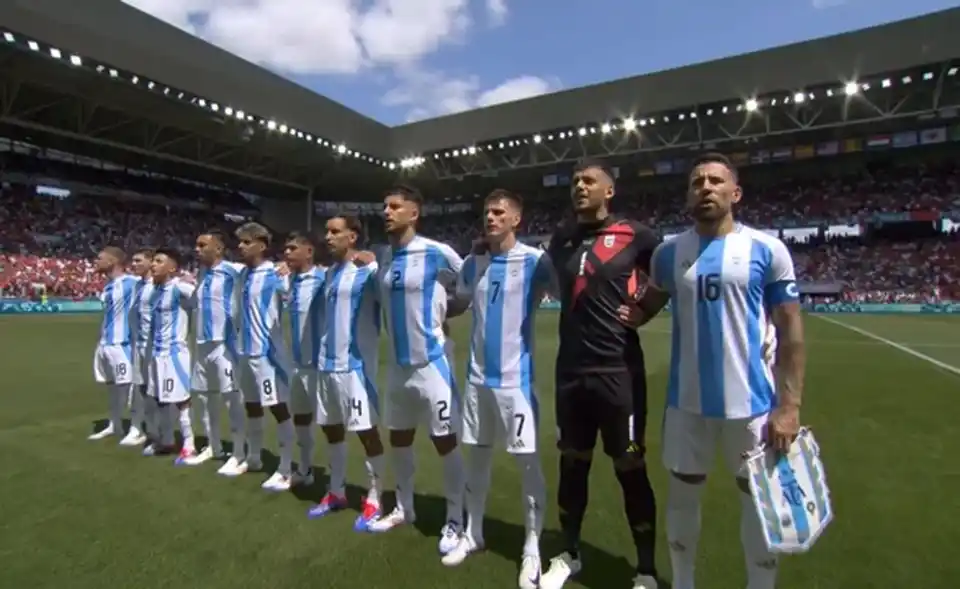 El himno argentino fue silbado por todo el estadio en el debut en los Juegos Olímpicos