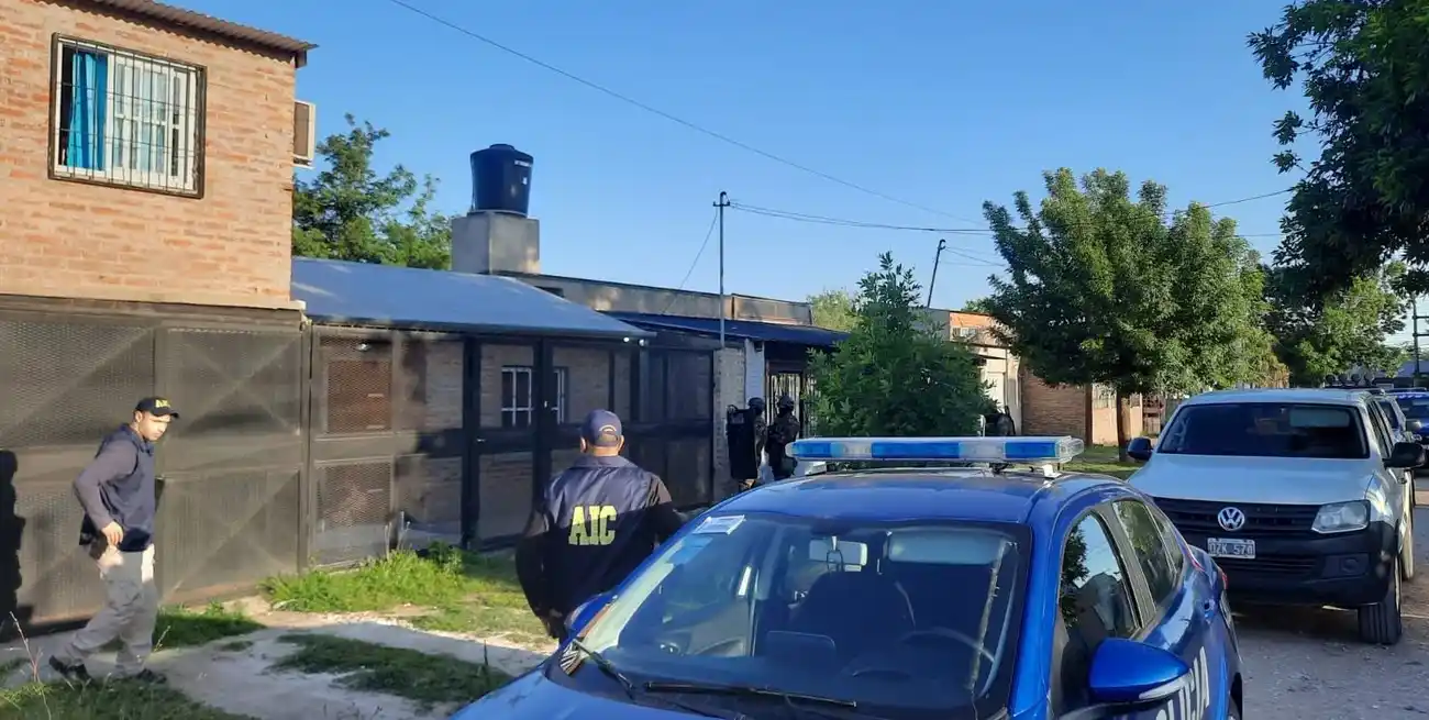 Persecución y tiroteo en barrio Acapulco: un joven detenido y otro sigue prófugo