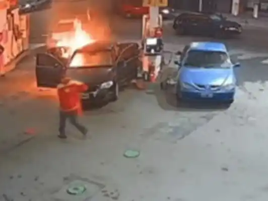 Le cargaron gasoil por error, intentaron solucionarlo pero el auto se prendió fuego