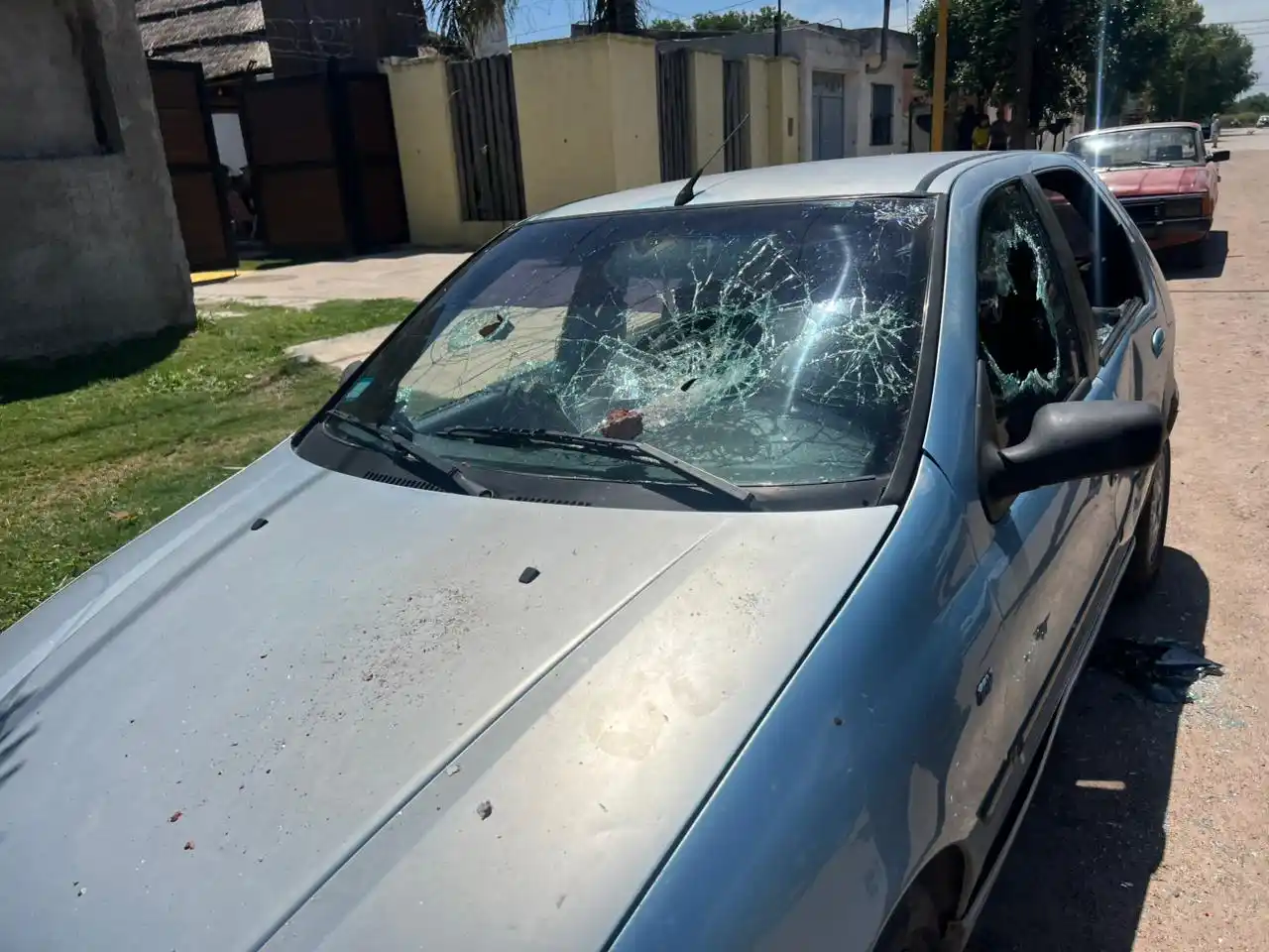 El auto visiblemente dañado.