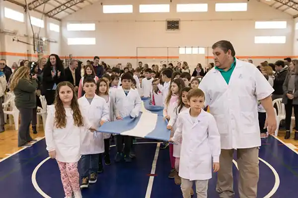 Emotivo acto por el Día de la Bandera en San Cayetano