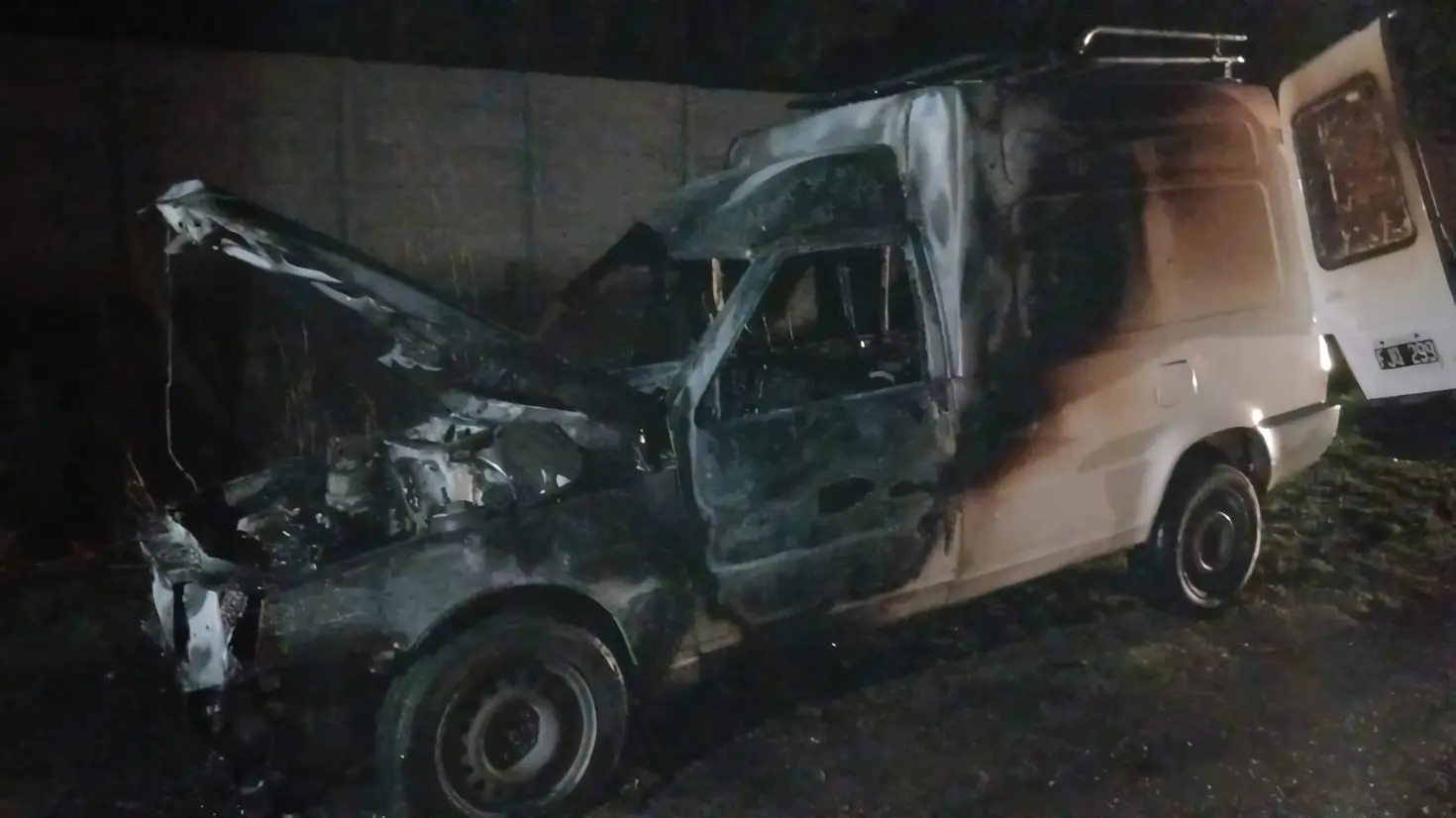 La camioneta se incendió en Lucio Mansilla al 4500.