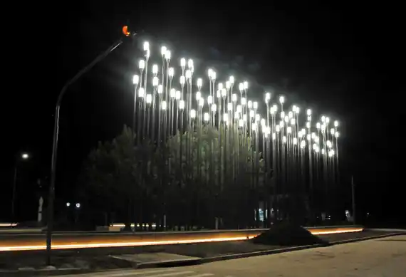 Encendieron las 200 luces del hito del bicentenario, a una semana de su inauguración