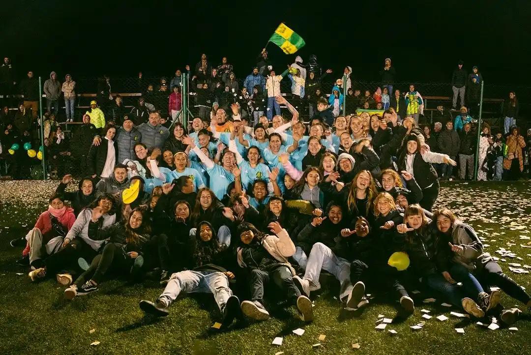 Festejo. De las jugadoras de Aldosivi tras el ascenso
