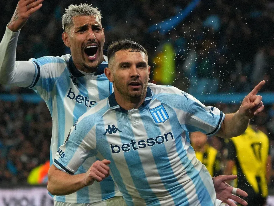 Con un gol en el último minuto, Racing venció a Peñarol y se metió en los cuartos de final