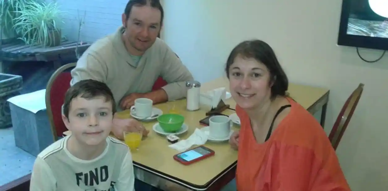 La familia asesinada en Chascomús: Diego Reddy, su esposa María Eugenia Suárez y su hijo, Ignacio.