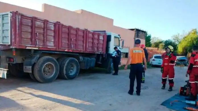 Una persona murió aplastada por un camión