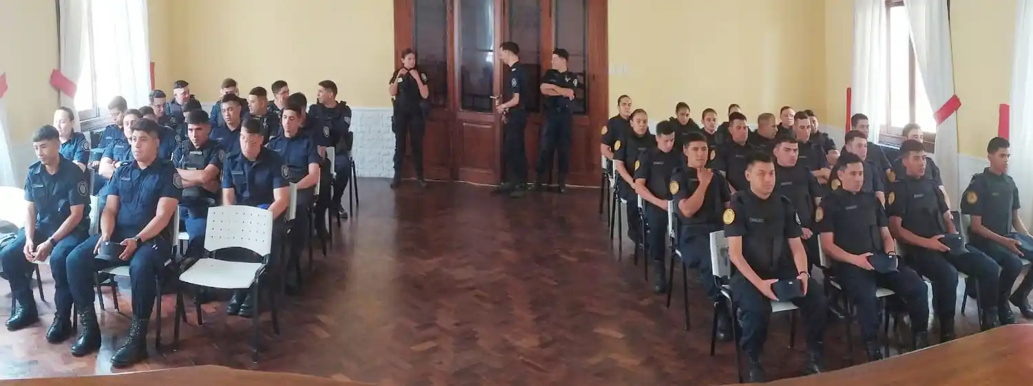 Capacitación sobre estereotipos antisemitas para nuevos funcionarios policiales