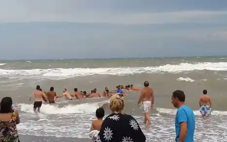 El video de un rescate en el mar filmado en Monte Hermoso