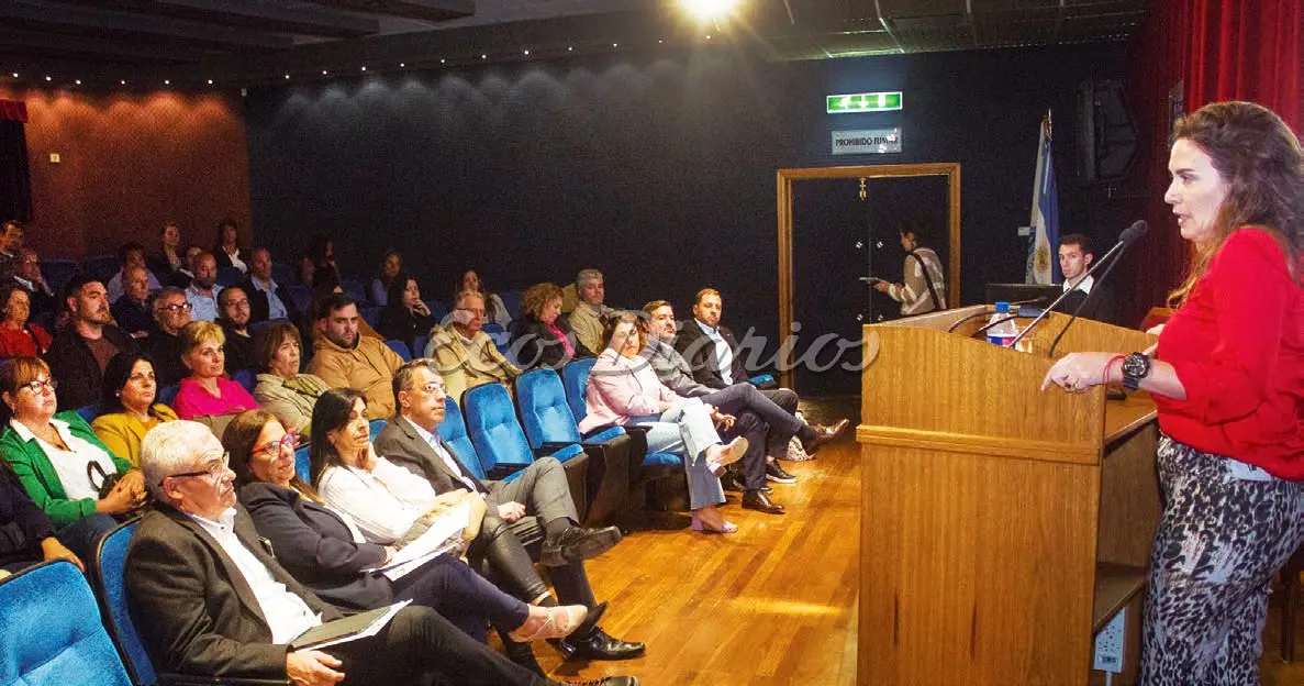 La secretaria de Transporte, Jimena López, habla ante el público en el Centro de Acopiadores