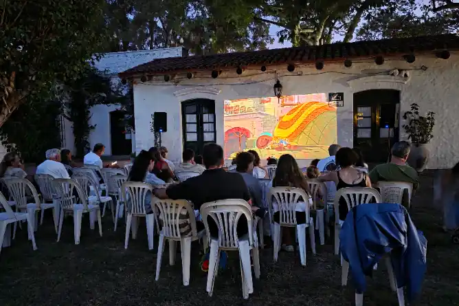 Chascomús late al ritmo de la cultura: rotundo éxito del teatro y el cine al aire libre