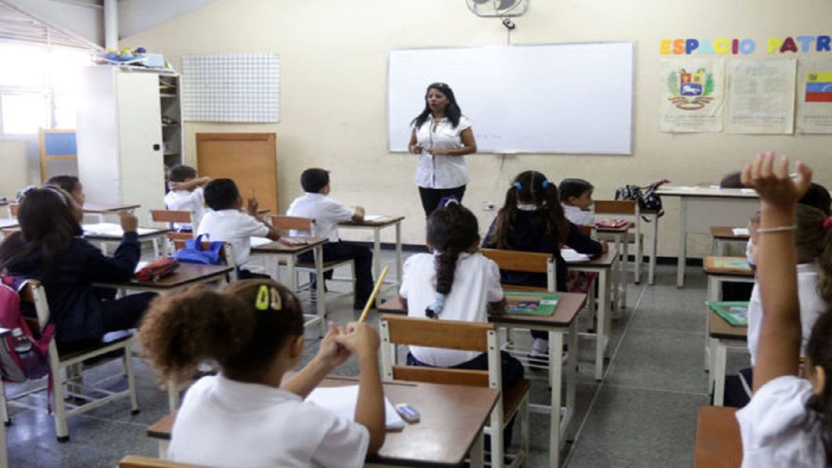 Dos millones de estudiantes regresan a clases: el gobierno promete escuelas listas, útiles y uniformes