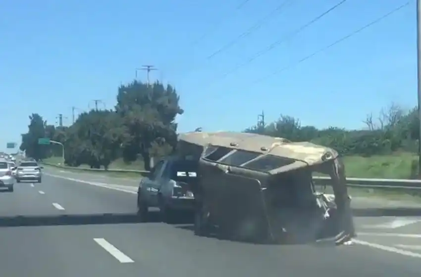 Indignación en las redes: arrastró la chatarra de un vehículo en plena Circunvalación