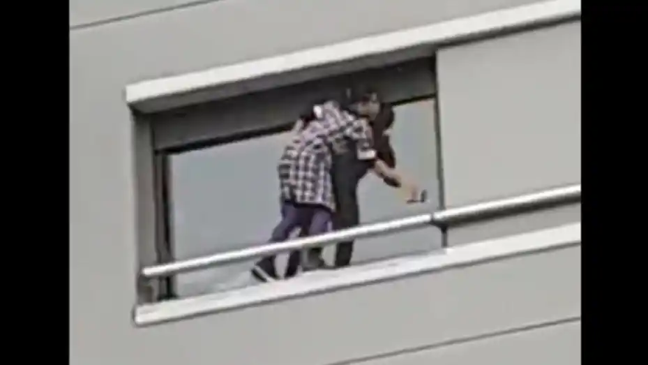 Video: Arriesga su vida para limpiar los vidrios de un departamento de Belgrano