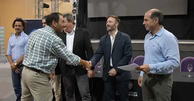 Regularización dominial: Entrega de escrituras del Instituto Autárquico de Planeamiento y Vivienda
