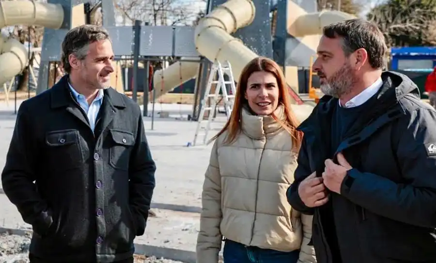 Achával y Peralta recorrieron la obra de renovación de la plaza de Villa Astolfi