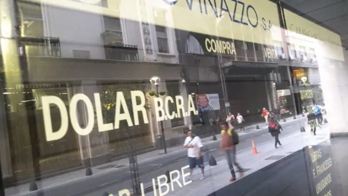 El dólar comenzó la semana bursátil con una suba